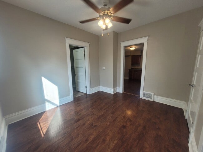 Building Photo - 6 Bedroom Home with large yard, washer/dry...