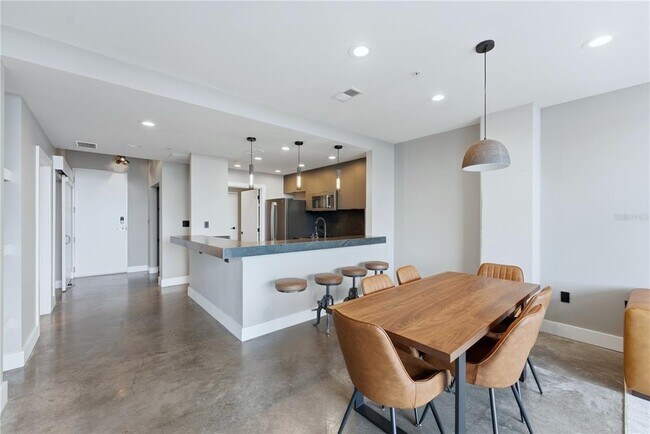 Building Photo - 525 E Jackson St