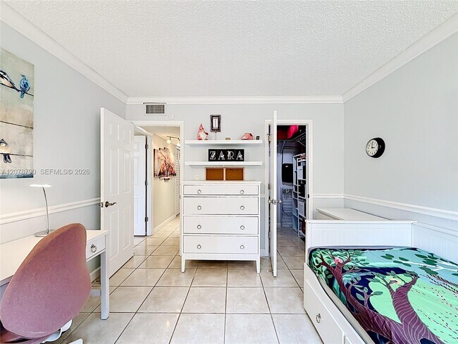 Building Photo - 9350 Fontainebleau Blvd