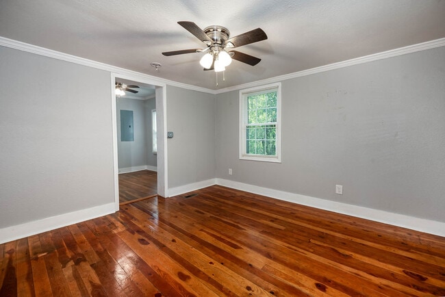 Building Photo - 120 E Screven St
