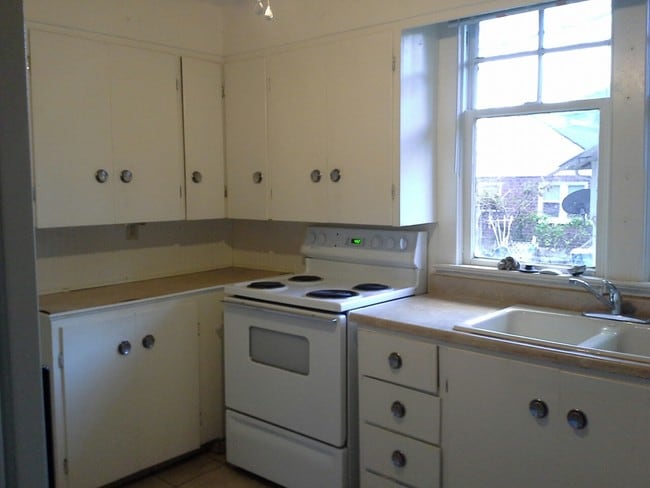 Building Photo - 770 Cottage St NE