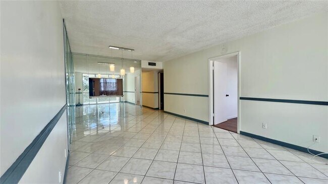 Building Photo - 9340 Lagoon Pl