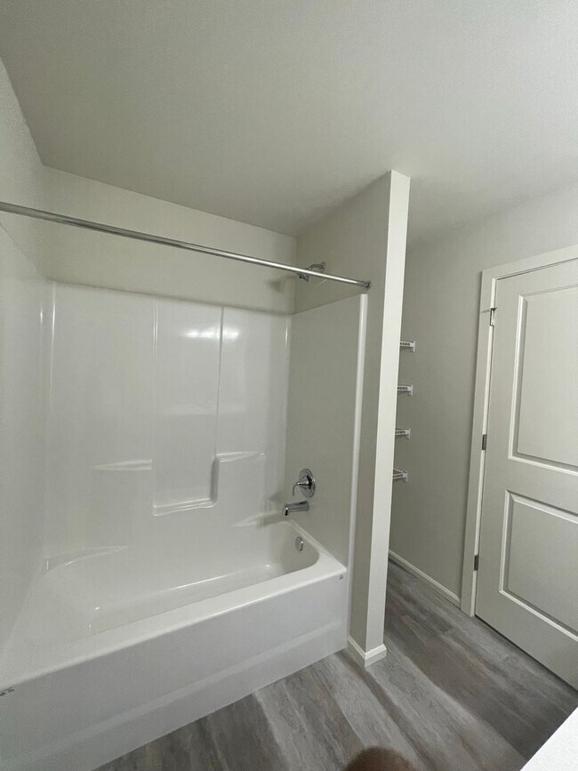 Building Photo - 4 bedrooms + BONUS ROOM And 2.5 baths Tumw...