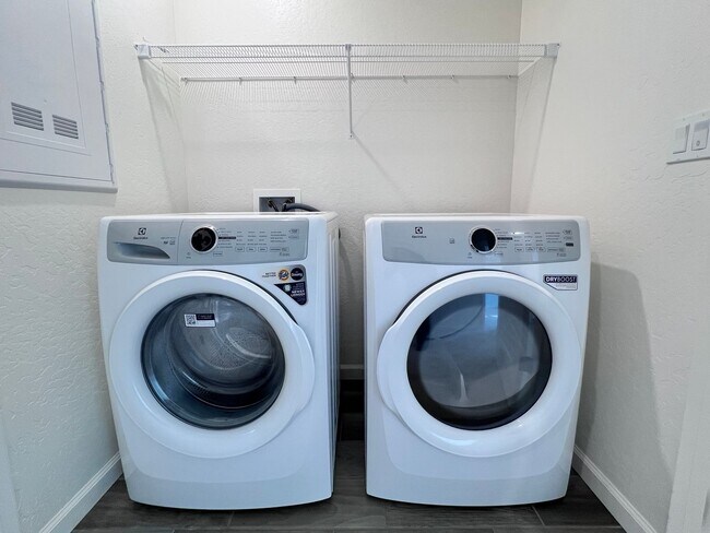 Building Photo - $2,350 Shepherd & Sunnyside, New 3 bed House - Clovis / Solar Panels