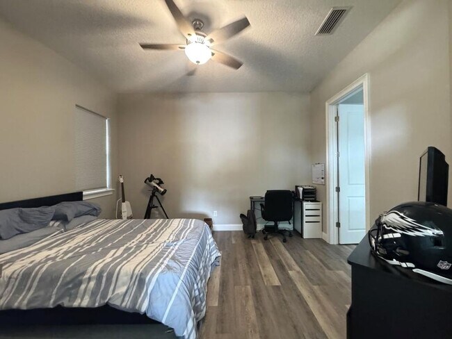 Building Photo - 4 Bedroom in Tomoka View