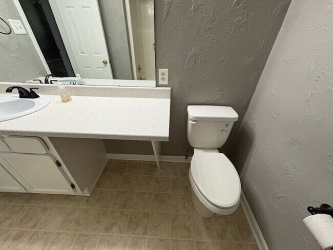 Building Photo - Start your Next Chapter!!! 2nd Floor Condo, Close to Shopping and Dining!!!