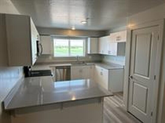 Building Photo - Red Vista Condos!