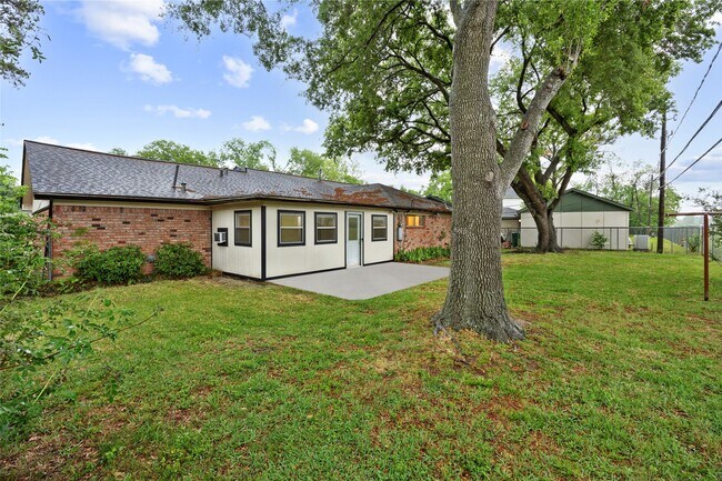 Building Photo - 1607 Buescher Dr