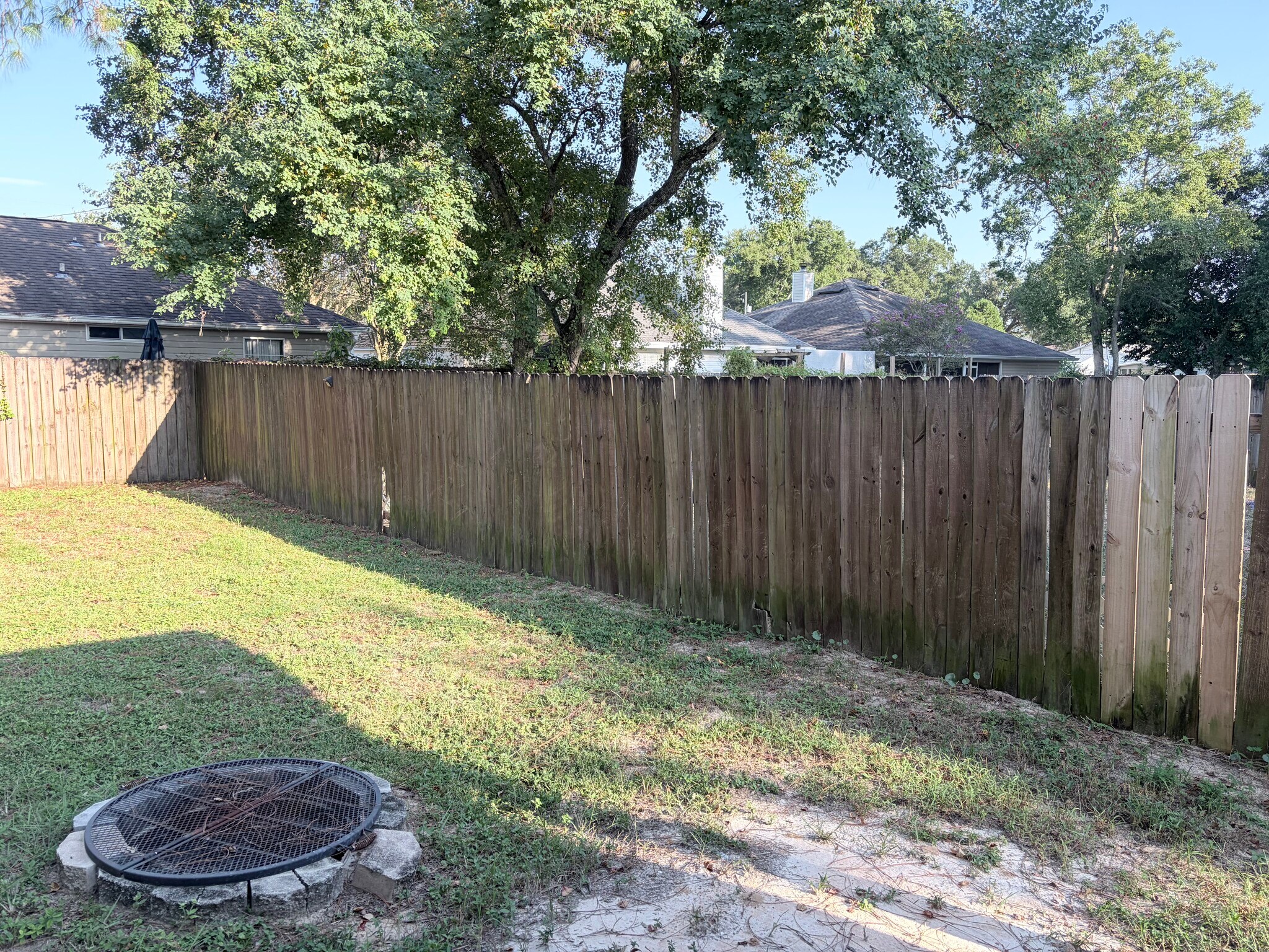 Building Photo - 823 Fairview Dr
