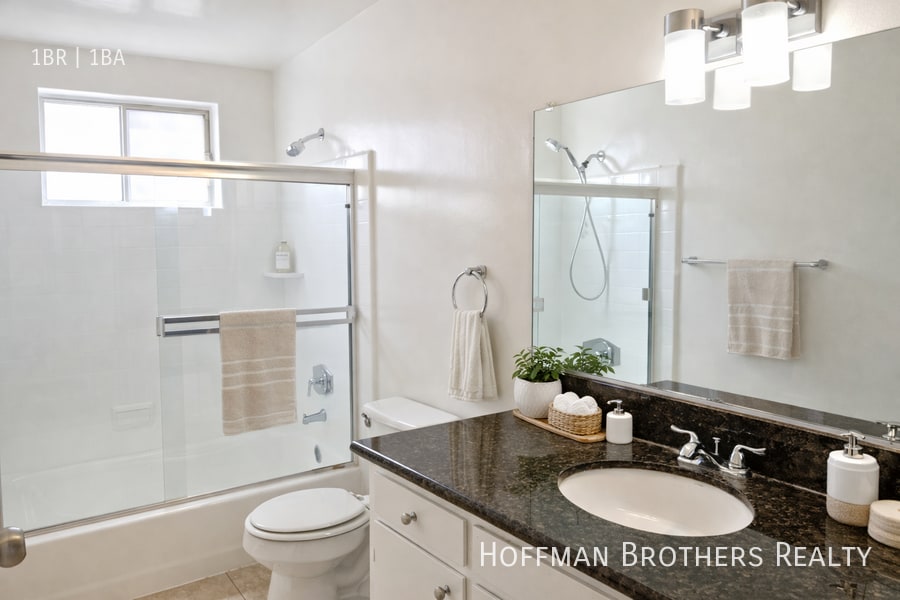 Building Photo - 1806 N Harvard Blvd