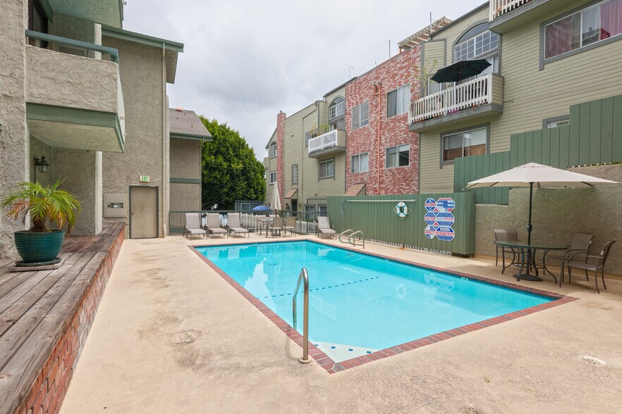 Building Photo - 2663 Centinela Ave