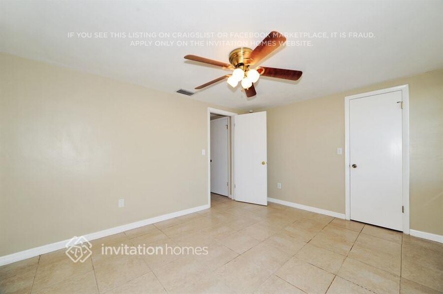 Building Photo - 3910 Glissade Dr