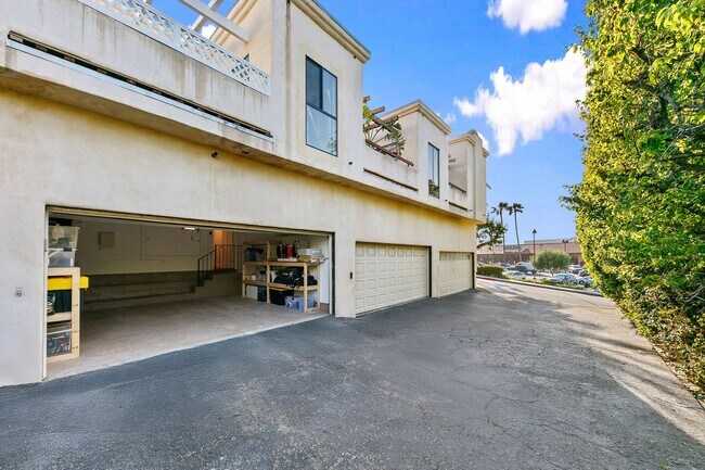 Building Photo - 6502 Dume Dr