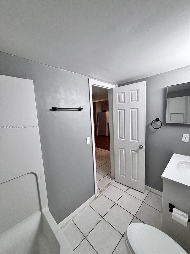 Building Photo - 430 Commodore Dr