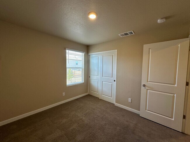 Building Photo - Adorable Lemmon Valley Townhome!