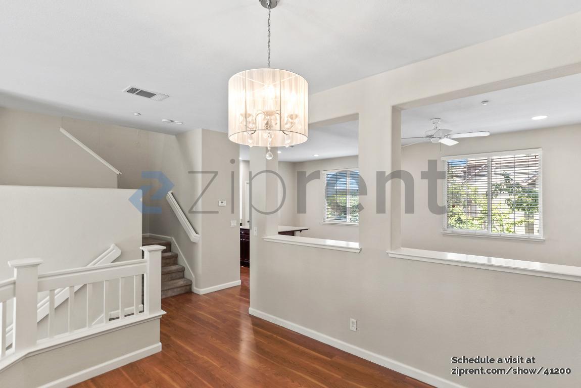 Building Photo - 1076 Sapphire Terrace