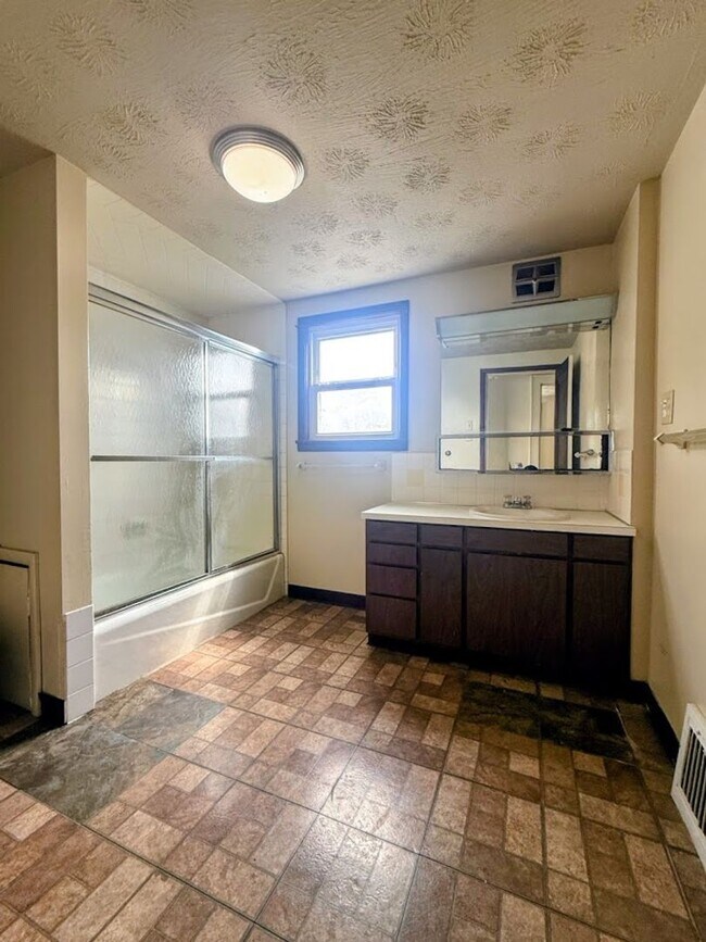 Building Photo - Three bedroom one bathroom home for rent