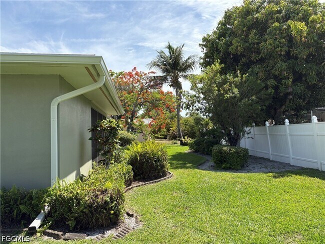 Building Photo - 5652 Eichen Cir