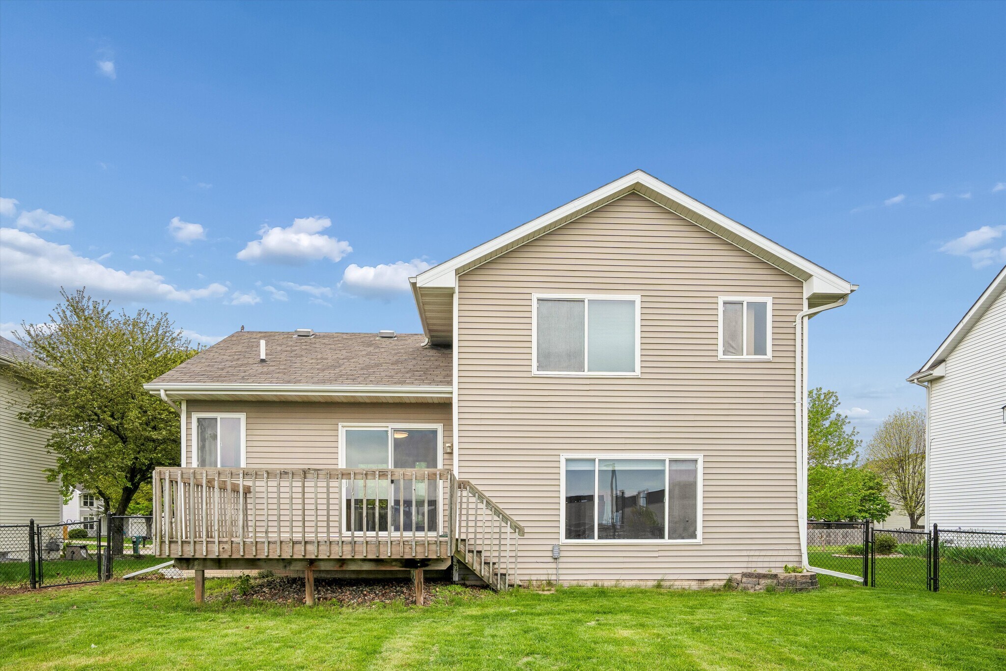 Building Photo - 505 SE Crabapple Dr