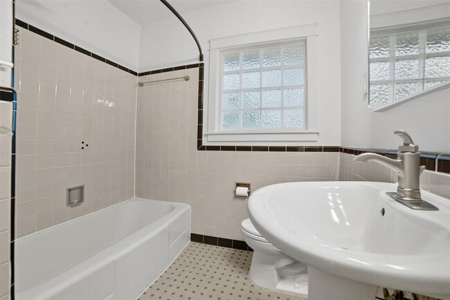 Building Photo - 712 Brownlee Cir