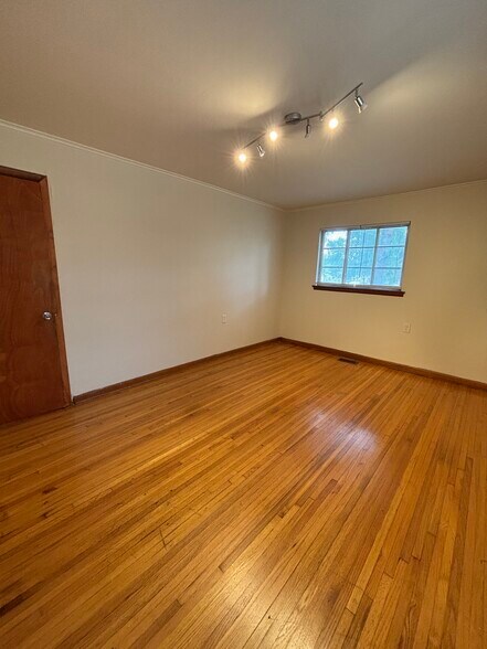Building Photo - 852 N Xenophon Ave