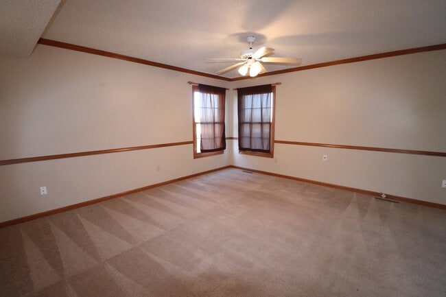 Building Photo - Spacious Townhome