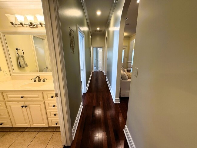 Building Photo - Spacious 4 bed 3 bath Home in Grove Point!