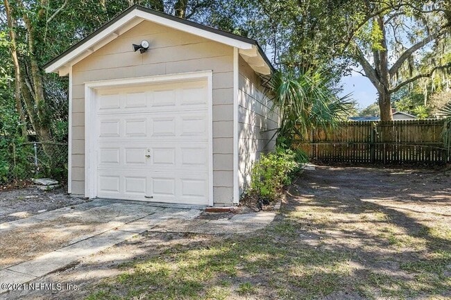 Building Photo - 2253 E Home Park Cir