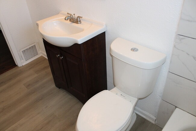 Building Photo - Beautiful 4 bedrooms and 1 bath home located on Freeman Ave in Kansas City, KS