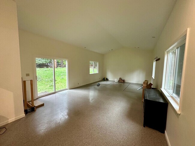 Building Photo - Spacious 4 Bedroom House on Banner Lava Cap Rd