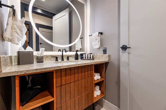 Building Photo - 1011 Canal St