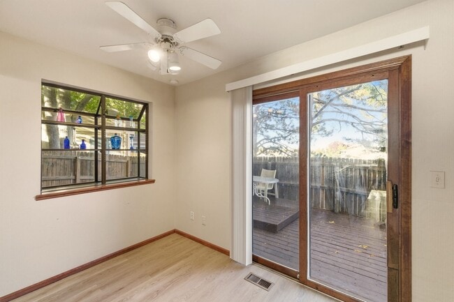 Building Photo - Deer Pointe Village Townhome Feautures 2 P...