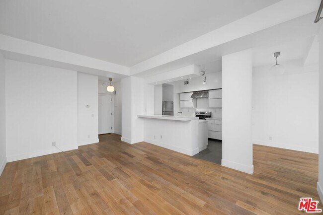 Building Photo - 7250 Franklin Ave