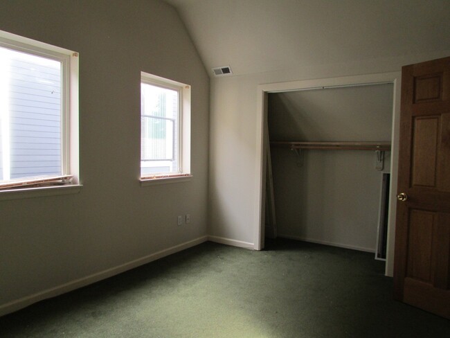 Building Photo - Pre - Leasing Excellent 7 Bedroom/3 Bathro...