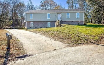 Building Photo - Move in Ready Stunning 4/3 Close To Everything In Greenville!