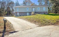 Building Photo - Move in Ready Stunning 4/3 Close To Everything In Greenville!
