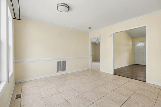 Building Photo - 386 Hill Rd