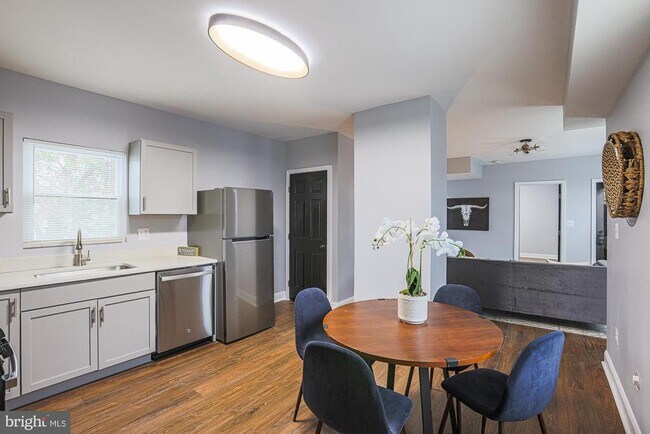 Building Photo - 9 Glenmore Ave