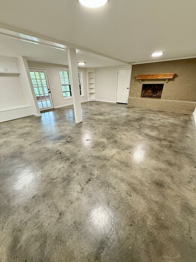 Building Photo - HUGE 4 Bedroom 2.5 Bath Donelson Ranch Cha...