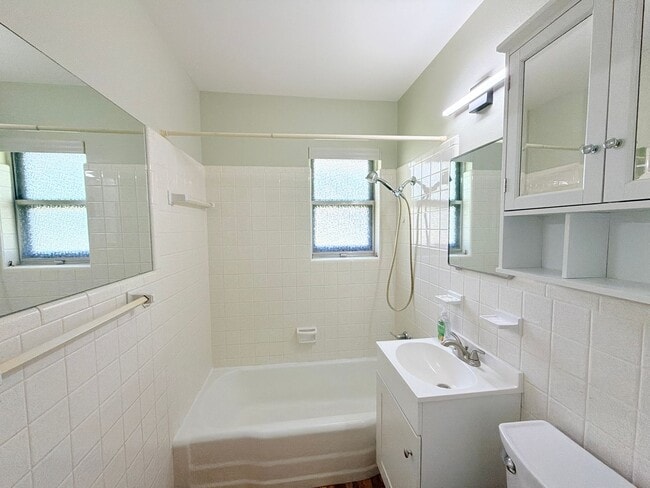 Building Photo - Amazing detached 2/2.5 duplex in Central Austin!!!