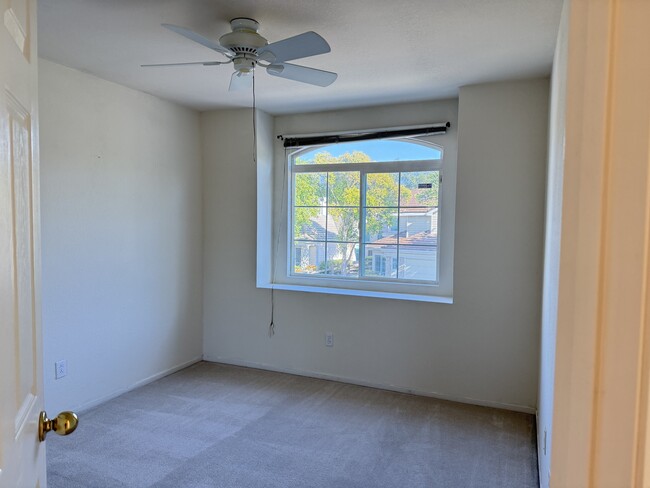 Building Photo - 1032 Feather Cir