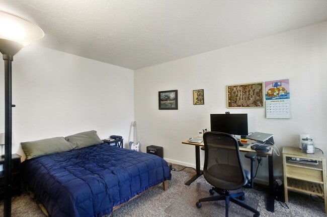 Building Photo - 2 Bedroom 2 Bedroom Home in East Davis with solar