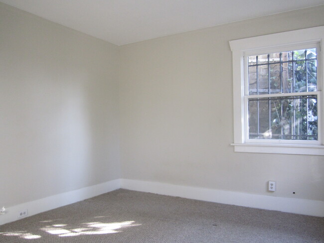 Building Photo - 1439 Laveta Ter