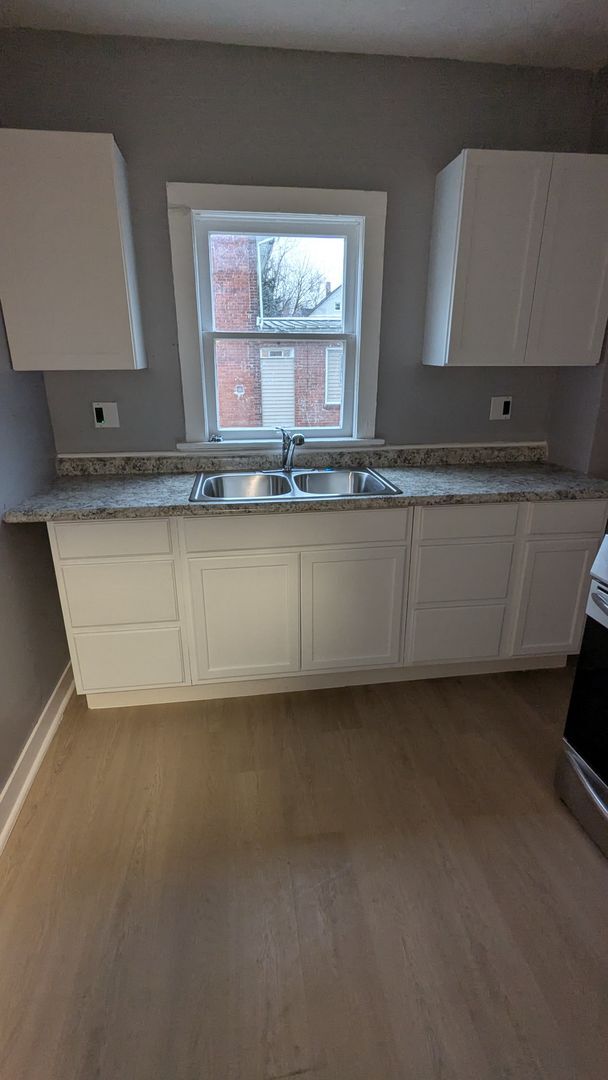 Building Photo - Welcome to your charming home located in the vibrant city of Akron