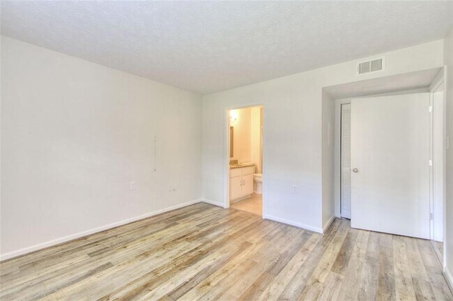 Building Photo - 475 Mount Vernon Hwy NE