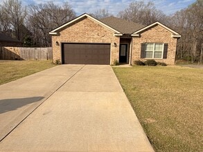 Building Photo - 450 Lilly Dr