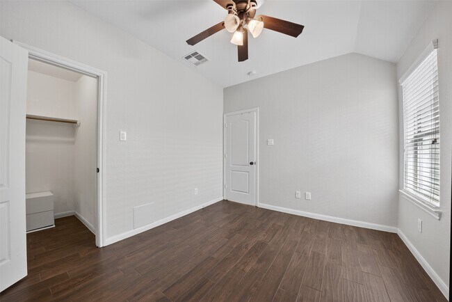 Building Photo - 8922 Pinenut Dr