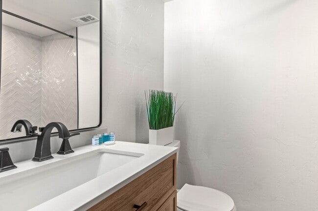 Building Photo - 2 BD & 2 BA | FURNISHED | TV and Internet Included | Pet Considered- Fees apply