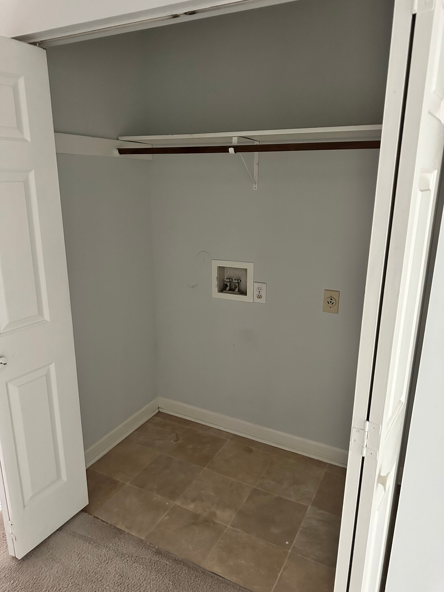 W/D hookup - 106 Lullwater Dr