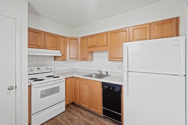 Building Photo - Charming & Newly Updated 2BR Duplex with F...
